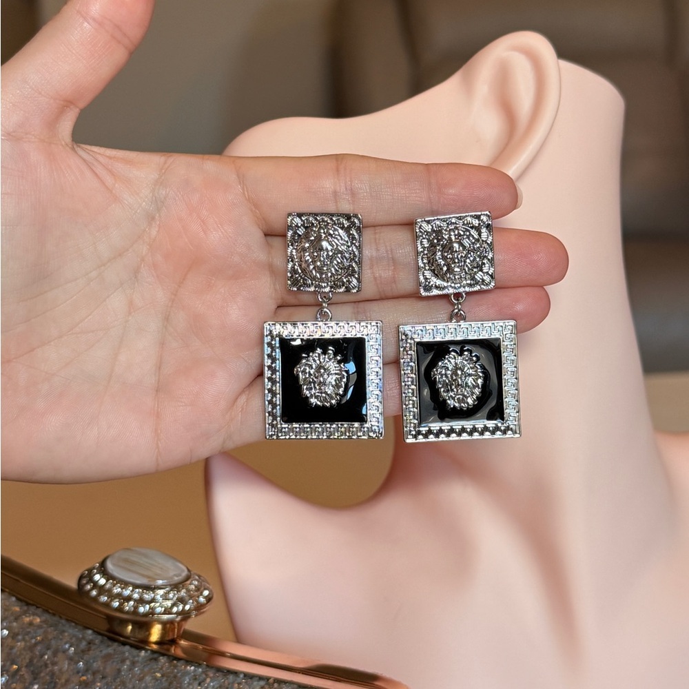 Elegant Lion Earrings - Picture 7 of 8